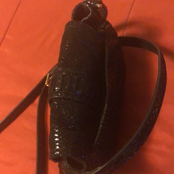 Michael Kors crossbody/ 2 slip pockets inside. Slip pocket outside back. - Picture 4 of 5